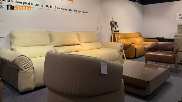 Không gian trưng bày sofa da tại TLI